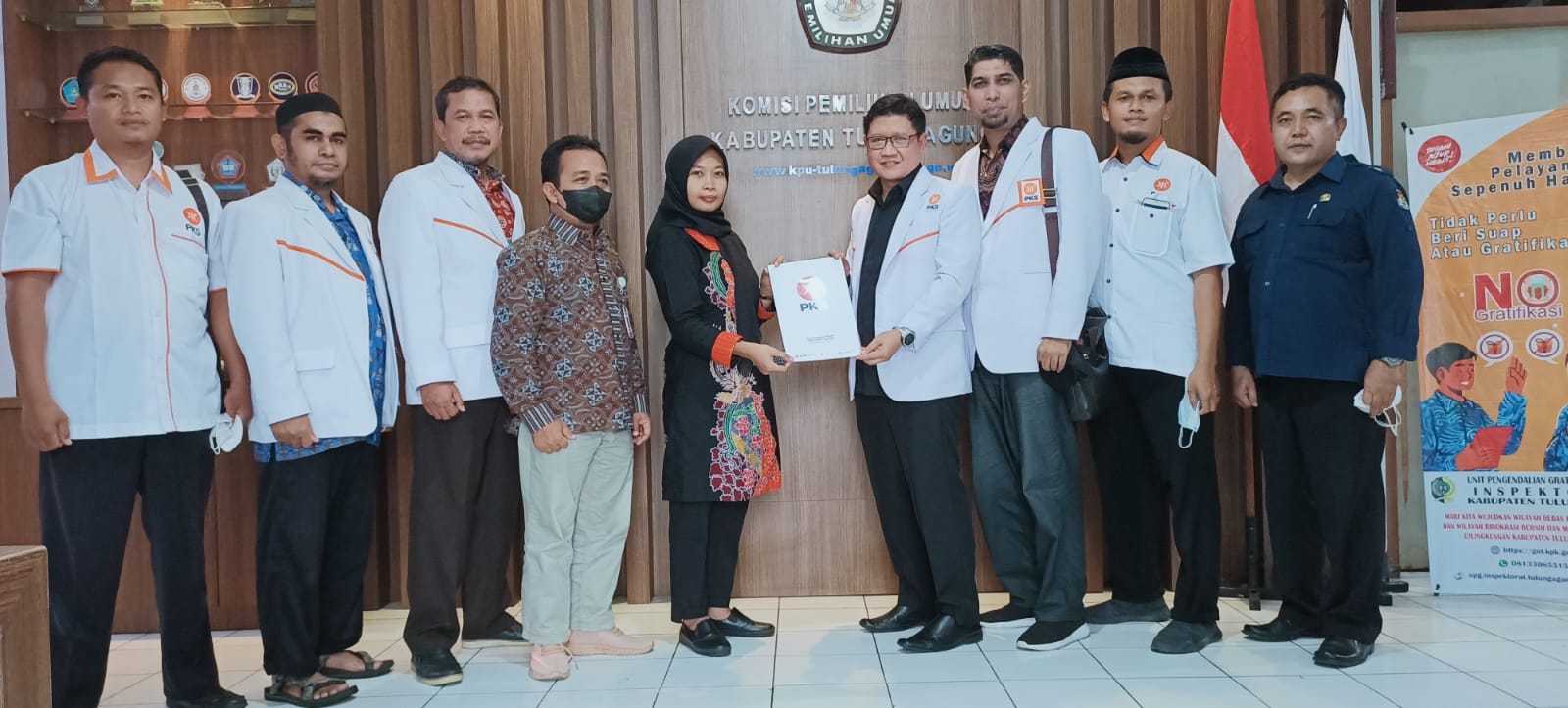 JAJARAN PENGURUS DPD PARTAI KEADILAN SEJAHTERA (PKS) KABUPATEN TULUNGAGUNG DATANGI KANTOR KPU KABUPATEN TULUNGAGUNG